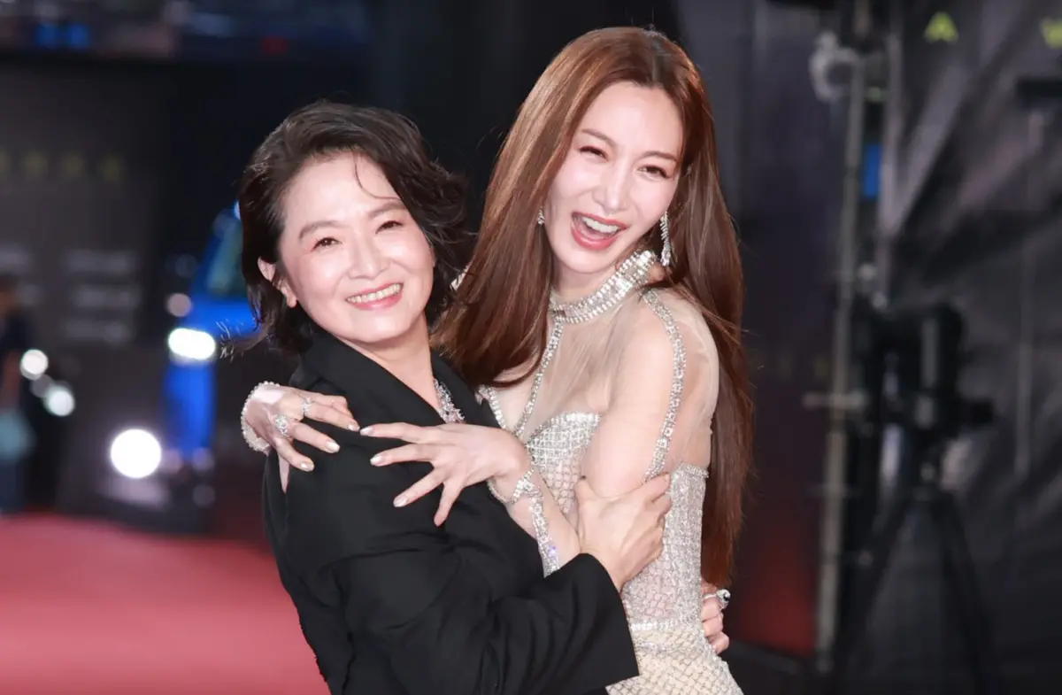 ▲謝瓊煖（左）和曾莞婷（右）一起走紅毯，兩人作勢互抓，謝瓊煖要曾莞婷好好走路，別把她一起拽跌倒。（圖／NOWNEWS攝影中心）