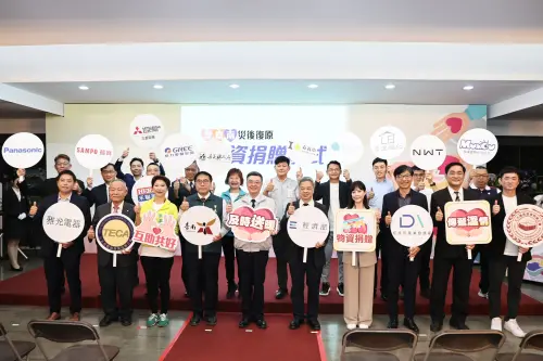 ▲ 黃偉哲與行政院長卓榮泰、經濟部長龔明鑫一同感謝各業者及公協會代表，在丹娜絲風災後捐贈物資，期藉這次捐贈儀式，表達最高的謝意。（圖／南市府提供）