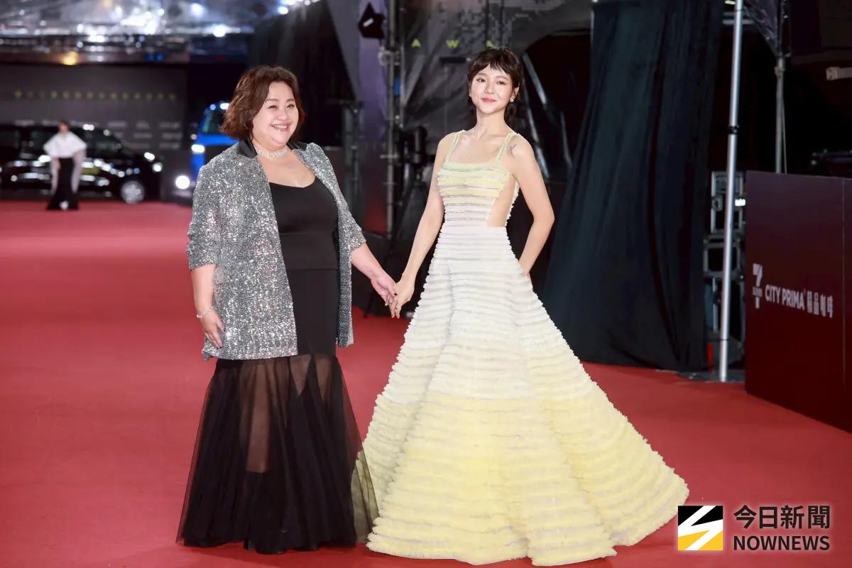 金鐘獎/鍾欣凌林廷憶登紅毯!主持人《影后》秒上身:我先看到妳