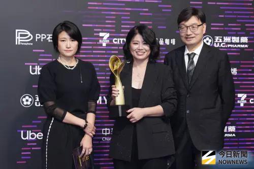 ▲導演嚴藝文（中）以《影后》拿下金鐘60最佳戲劇人氣獎，她透露考慮拍前傳。（圖／NOWNEWS攝影中心）
