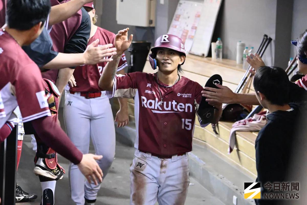 ▲樂天桃猿在台灣大賽G1以3：0完封中信兄弟，搶下第1勝。（圖／記者林柏年攝）