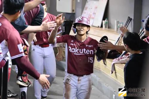 ▲樂天桃猿在台灣大賽G1以3：0完封中信兄弟，搶下第1勝。（圖／記者林柏年攝）