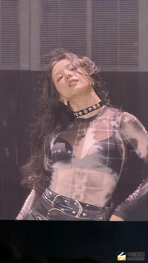 ▲Jisoo透視裝示人辣爆。（圖／讀者提供）