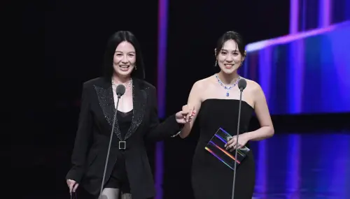 ▲苗可麗（左）和朱芯儀（右）在台上一搭一唱。（圖／三立提供）