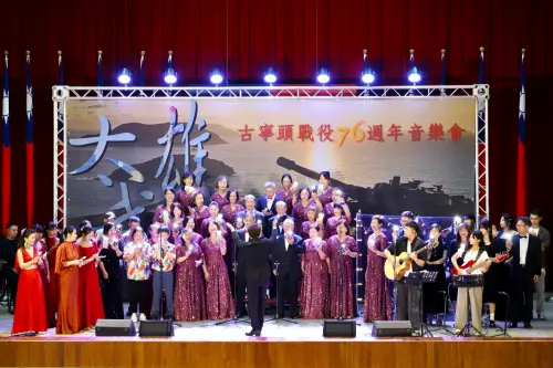 ▲音樂會由閩聲愛樂協會策劃，邀集安琪莉莎合唱團、紫韻箏樂團等，並結合金防部官兵組成的「擎天樂團」共同演出。（圖／記者莊全成翻攝）