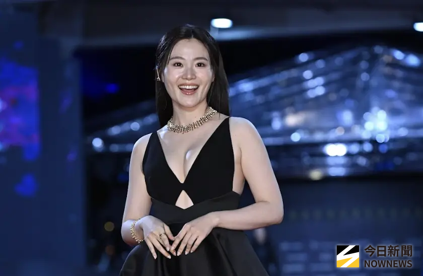 金鐘獎／楊小黎戴700萬走紅毯！胸前大V夢到「衣服被扯掉」驚醒