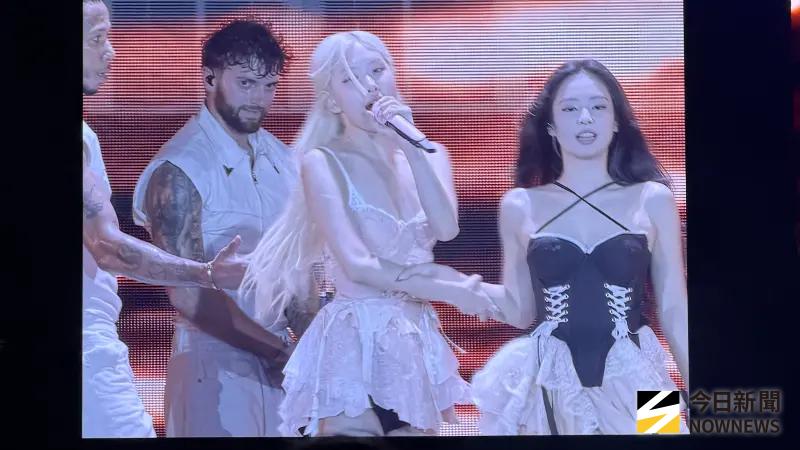 ▲Jennie（右）走錯位置，一秒被Rosé拉回位置上，還高喊「高雄好ㄅㄧㄤˋ」，經典畫面全現。（圖／讀者提供）