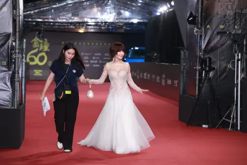 ▲潘迎紫（右）一身優雅禮服走紅毯，眾人驚呼，看不出來76歲。（圖／Nownews攝影中心）