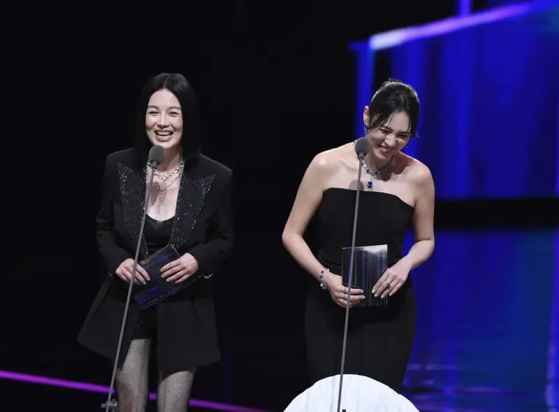 ▲苗可麗（左）、朱芯儀（右）今（18）日在金鐘獎上重現《台灣霹靂火》、《犀利人妻》的經典橋段，苗可麗直接「李艷萍」上身，全場先是嚇傻，接著歡呼聲四起。（圖／三立電視提供）