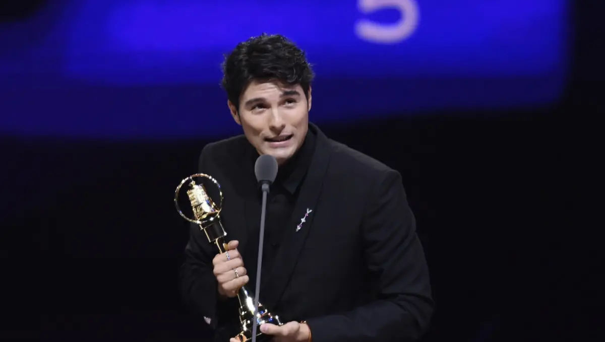 ▲鳳小岳（如圖）出道19年，終於敲響金鐘，以《人生清理員》拿下「迷你劇集／電視電影男主角獎」。（圖／三立提供）