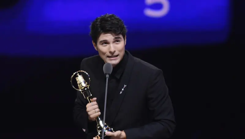 ▲鳳小岳（如圖）出道19年，終於敲響金鐘，以《人生清理員》拿下「迷你劇集／電視電影男主角獎」。（圖／三立提供）