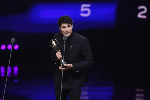 ▲鳳小岳拿迷你男主。（圖／三立提供）