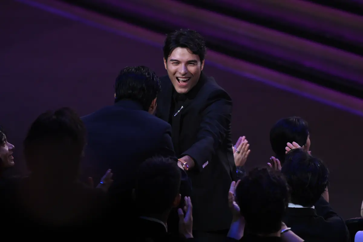 ▲鳳小岳以《人生清理員》拿下金鐘迷你劇集男主角獎，他特別感謝老婆，在他拍戲時替他照顧中風的爸爸。（圖／三立提供）