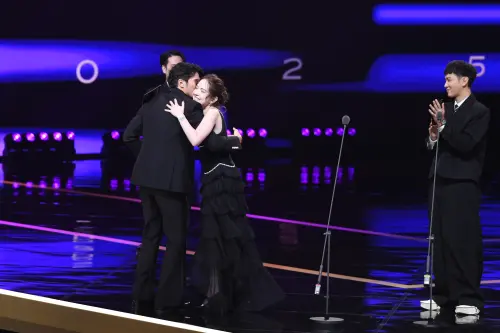 ▲鳳小岳拿迷你男主。（圖／三立提供）