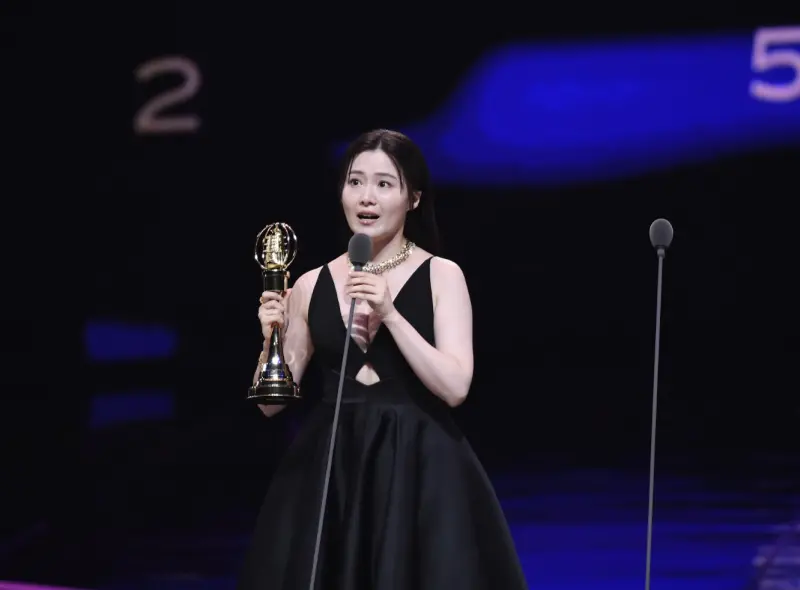 ▲楊小黎（如圖）奪下「迷你劇集（電視電影）女主角獎」，上台激動落淚：「我終於夢想成真了！」（圖／三立電視提供）