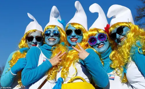 ▲藍色小精靈不只有真人+3D動畫電影，還有大型精靈聚會活動，參加的人要戴白帽、把皮膚圖成藍色。圖為2019年在德國的精靈聚會。（圖／The Smurfs臉書）