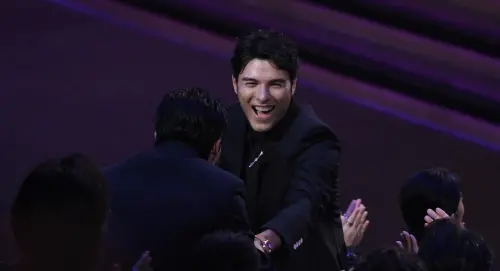 ▲鳳小岳（如圖）稍早獲獎上台。（圖／三立提供）