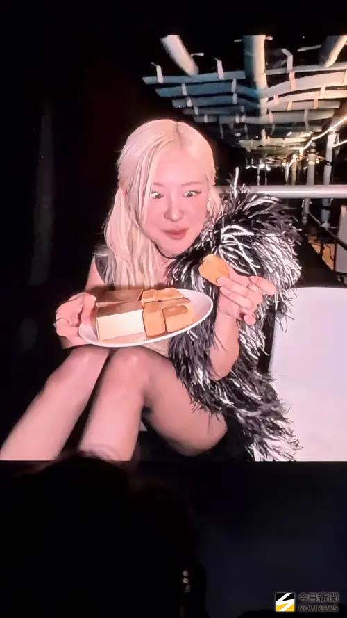 ▲Rosé在BLACKPINK演唱會上狂吸50嵐跟吃鳳梨酥。（圖／讀者提供）