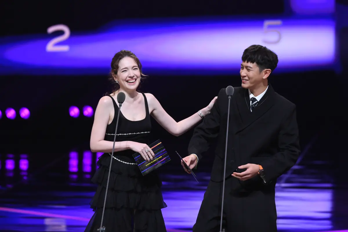 ▲許瑋甯（左）生完寶寶後在金鐘獎亮相，和柯震東互動自然，而她絕佳的狀態也受到討論。（圖／三立提供）