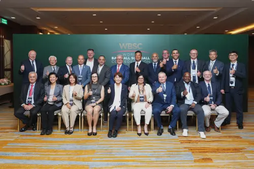 ▲世界棒壘球總會執行副會長辜仲諒（後排右七）與新任執行委員會合影。（圖／亞棒總提供）