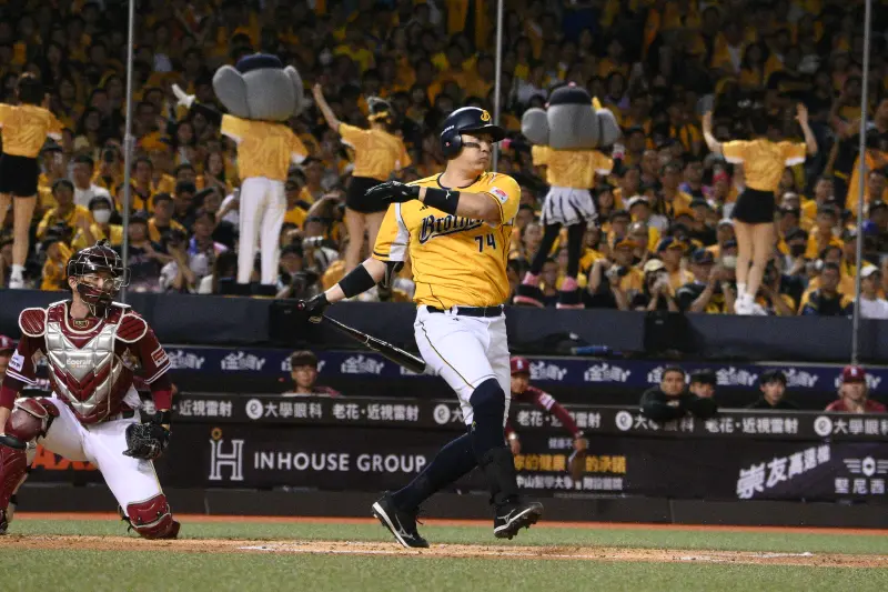 ▲中信兄弟本戰全場僅敲出4支安打，1分未得，球評黃忠義認為，投手群失掉3分，其實讓比賽仍舊保持競爭力，主要還是打線嚴重熄火，成為吞敗關鍵。（圖／記者林柏年攝，2025.10.18）