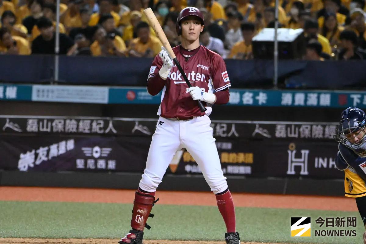 ▲樂天桃猿陳晨威在4局上敲出左外野安打，卻靠著腳程跑成二壘安打。（圖／記者林柏年攝 ,2025.10.18）