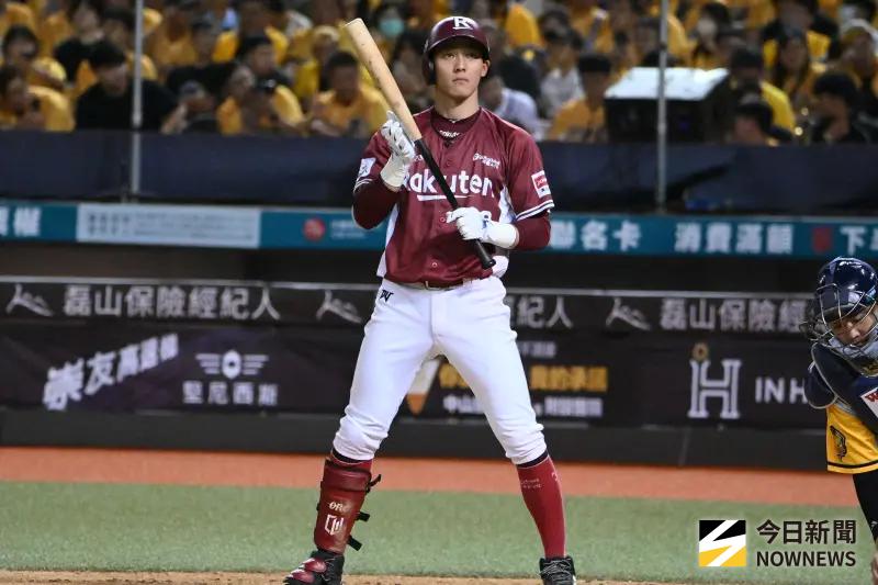 ▲樂天桃猿陳晨威在4局上敲出左外野安打，卻靠著腳程跑成二壘安打。（圖／記者林柏年攝 ,2025.10.18）