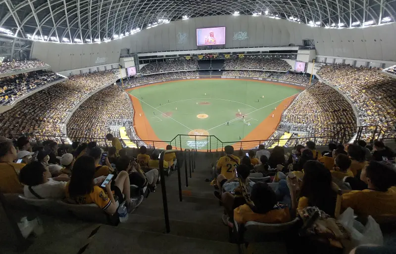 ▲球迷熱情不受台北大雨影響，台灣大賽在大巨蛋的比賽，即使在平日晚間仍幾乎要滿場。（圖／記者林柏年攝）