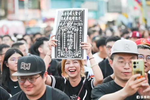 ▲樂天桃猿搶下台灣大賽首勝，市長張善政承諾G3、G4將再加碼舉辦直播派對，讓買不到票的球迷也能一起「應猿」。（圖／取自張善政臉書）