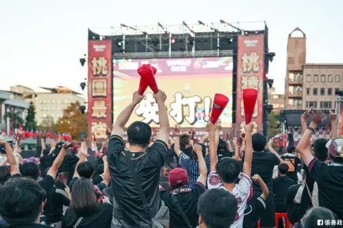 ▲桃園市政府同步在市府前廣場舉辦應援直播派對，現場超過三千名「10號隊友」熱情吶喊，氣氛嗨到最高點。（圖／取自張善政臉書）