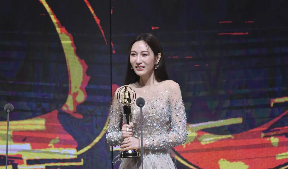 ▲曾莞婷（如圖）今（18）日迎來人生重要里程碑，首度敲響金鐘，奪下戲劇節目女配角獎，豈料一上台太緊張，竟忘記要在台上「開嗆謝瓊煖」，讓粉絲笑到不行。（圖／三立提供）