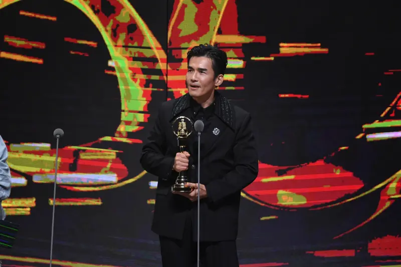 ▲楊一展出道25年，終於開胡以《化外之醫》拿下金鐘獎最佳男配角獎，他在台上哽咽感謝天上的姊姊。（圖／三立提供）