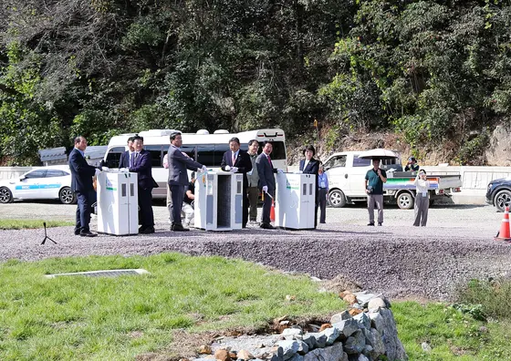 ▲韓國金海市「花浦川濕地科學館」近日舉辦開館典禮，規劃在現場野放3隻國寶級的瀕危鳥類「東方白鸛」，不料，其中一隻白鸛從箱內放出後未能展翅飛翔，反而當場倒地不起，送醫後宣告不治。（圖／翻攝自韓聯社）