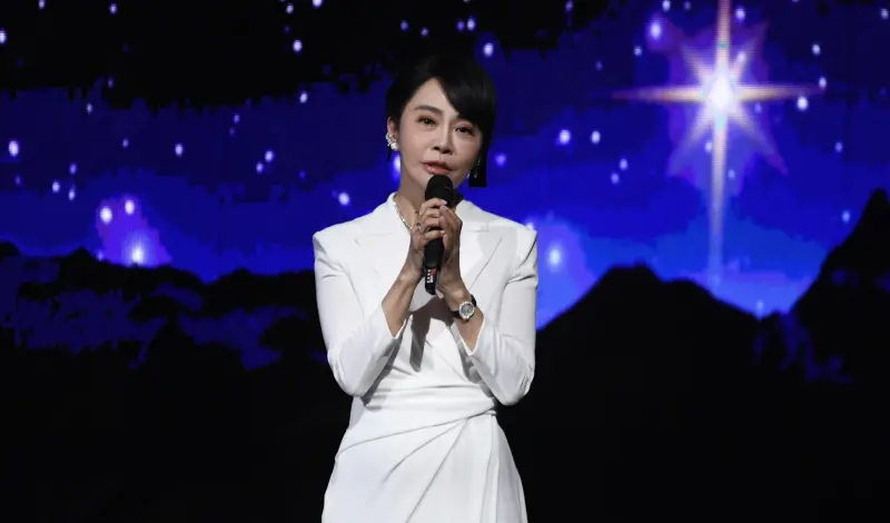 ▲柴智屏今年擔任金鐘獎戲劇類頒獎典禮引言人，稍早在台上回憶已故影視工作者，更表示「你／妳們不止是過去的一部分，是這個行業最溫柔的底色。」讓台下淚目。（圖／三立提供）