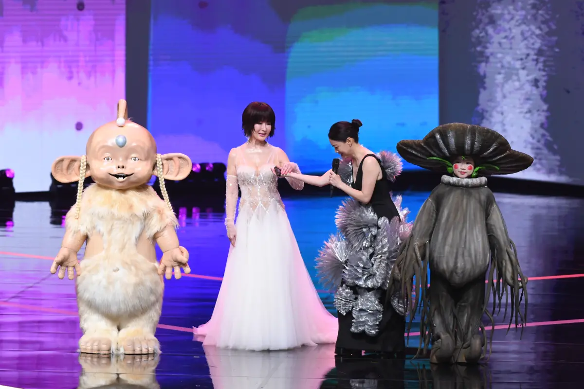 ▲潘迎紫（左）出場時感覺略顯緊張，肢體和說話都有點不自然，不過她保養得非常好，讓網友驚訝稱，確定不是AI？（圖／三立提供）