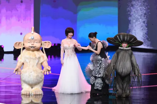 金鐘獎／潘迎紫頒獎發愣好尷尬！臉部1細節網驚：確定不是AI？
