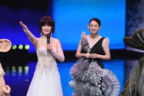 ▲潘迎紫（左）說大家只要認真練，都可以有二頭肌。（圖／三立提供）