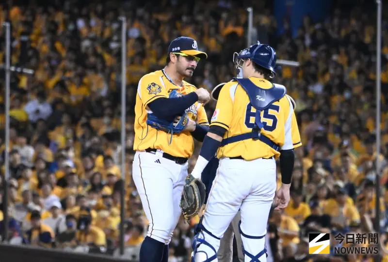 ▲中信兄弟羅戈本季例性賽未輸給樂天桃猿，卻在台灣大賽首戰就吞敗，大雨過後有機會擔綱G4投手。（圖／記者林柏年攝 ,2025.10.18）