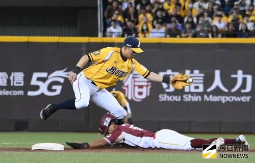 ▲樂天桃猿在台灣大賽G1發動2次盜壘，有效攻佔得點圈。（圖／記者林柏年攝 ,2025.10.18）