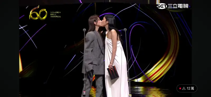金鐘獎／楊謹華、柯佳嬿同台頒獎！互嗆扯髮　下秒突接吻全場嗨炸