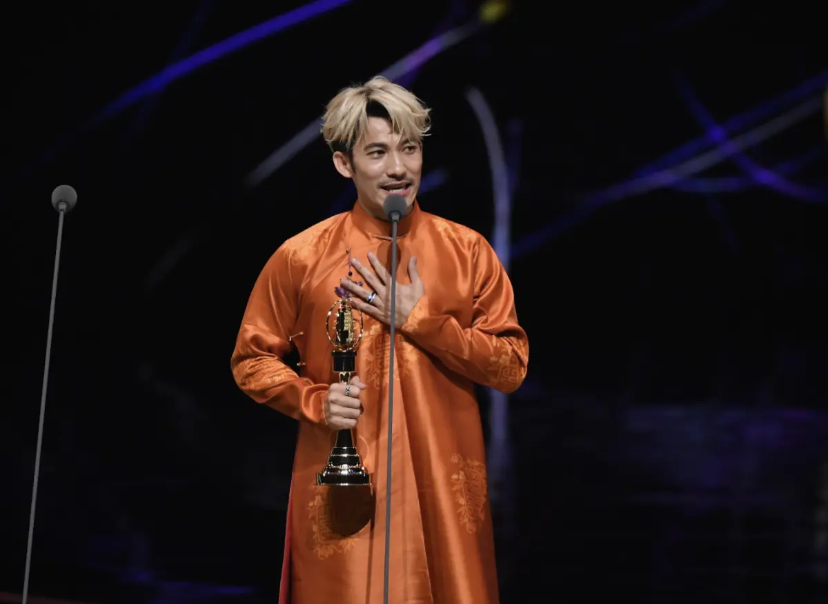 ▲連炳發（如圖）以《化外之醫》榮奪第60屆金鐘獎「戲劇節目男主角獎。」（圖／三立電視提供）