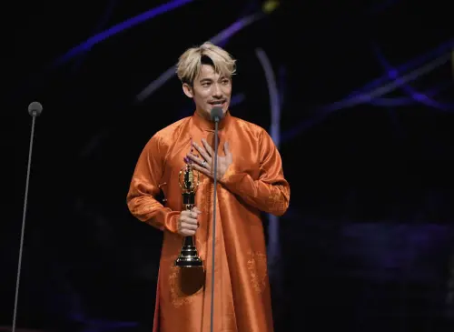 連炳發穿越南服飾領金鐘獎！背後含義惹淚　張鈞甯輸給楊謹華發聲
