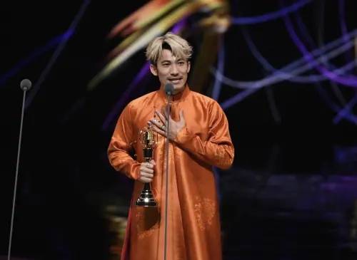 ▲連炳發（如圖）以《化外之醫》榮奪第60屆金鐘獎「戲劇節目男主角獎。」（圖／三立電視提供）