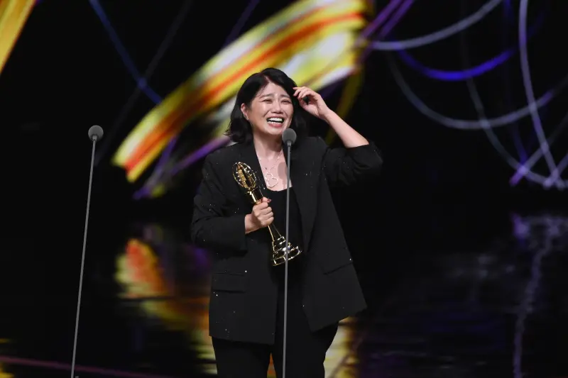 金鐘獎／《影后》嚴藝文拿導演獎！上台胸部快掉下來：我先喬一下