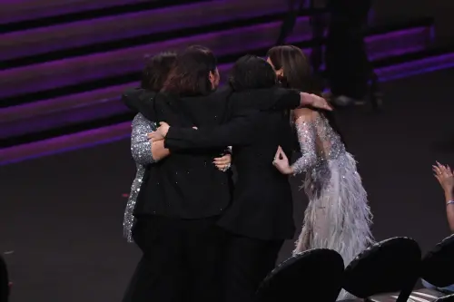 ▲嚴藝文拿獎轉身擁抱她的夥伴。（圖／三立提供）