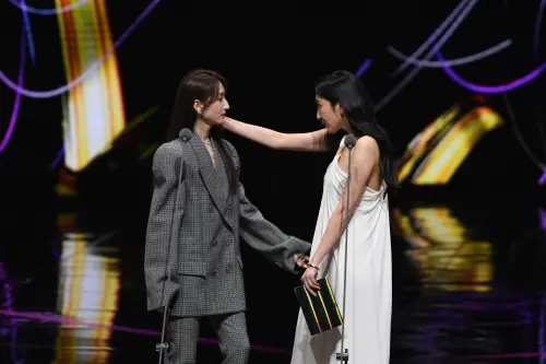 ▲楊謹華（右）抓住柯佳嬿頭髮，下一秒直接接吻。（圖／三立提供）