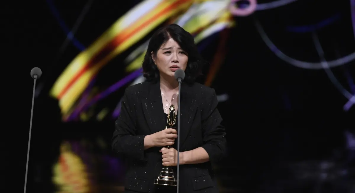 ▲嚴藝文（如圖）憑藉《影后》抱回人生首座導演獎，從演員轉戰導演之路相當艱辛。（圖／三立提供）