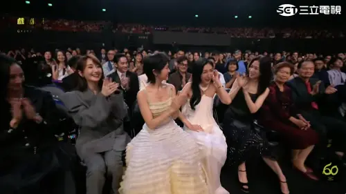 ▲柯佳嬿（左）和楊謹華（右）同台頒獎，從吵架互扯頭髮到接吻，讓全場嗨炸。（圖／翻攝自YouTube 金鐘獎）