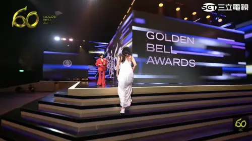 ▲柯佳嬿（左）和楊謹華（右）同台頒獎，從吵架互扯頭髮到接吻，讓全場嗨炸。（圖／翻攝自YouTube 金鐘獎）