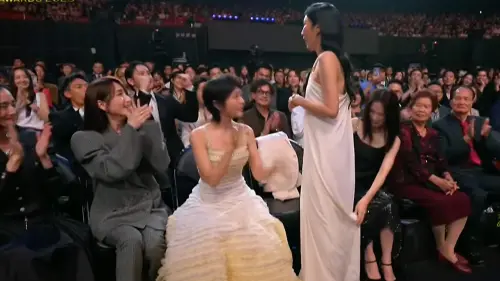 ▲柯佳嬿（左）展現風度，為楊謹華得獎鼓掌。（圖／金鐘獎 Golden Bell Awards YT）